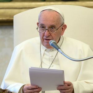 2022: Papa Francisco participa de sua Audiência Semanal, transmitida pela internet, em sua biblioteca particular no Palácio Apostólico