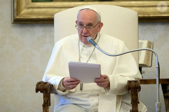 2022: Papa Francisco participa de sua Audiência Semanal, transmitida pela internet, em sua biblioteca particular no Palácio Apostólico