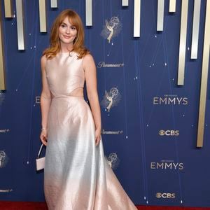 Leighton Meester veste Prada no tapete vermelho do Emmy 2025