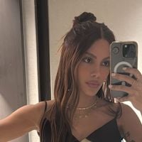 O que Anitta fez no rosto? Cirurgião comenta possíveis procedimentos após cantora aparecer irreconhecível: 'Remove uma faixa de pele'
