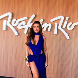 Nicole Bahls: a apresentadora aposta no impacto da cor azul-caneta com um vestido fluido repleto de recortes cut-out na cintura, fenda profunda lateral e faixa acoplada no pescoço estilo echarpe. Para contrastar com a peça marcante, completou o visual com botas estilo western brancas de bico fino e maxibracelete dourado no braço