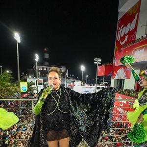 Daniela Mercury reclamou quando o trio elétrico de Tony Salles se aproximou do seu causando interferência no som durante o Carnaval 2025 de Salvador - na foto, a cantora aparece em um outro dia da folia