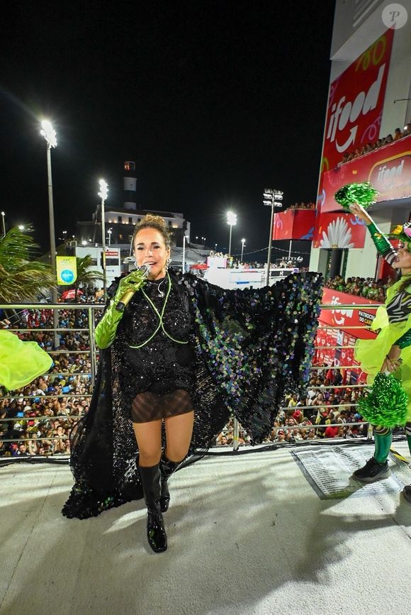 Daniela Mercury reclamou quando o trio elétrico de Tony Salles se aproximou do seu causando interferência no som durante o Carnaval 2025 de Salvador - na foto, a cantora aparece em um outro dia da folia