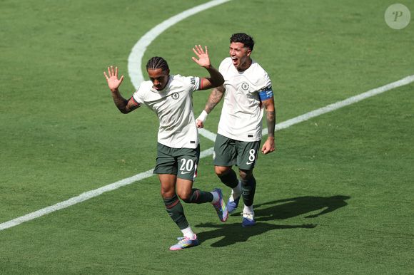 Apesar do desempenho decisivo, o atacante brasileiro optou por não comemorar os gols em respeito ao clube onde iniciou sua carreira profissional.