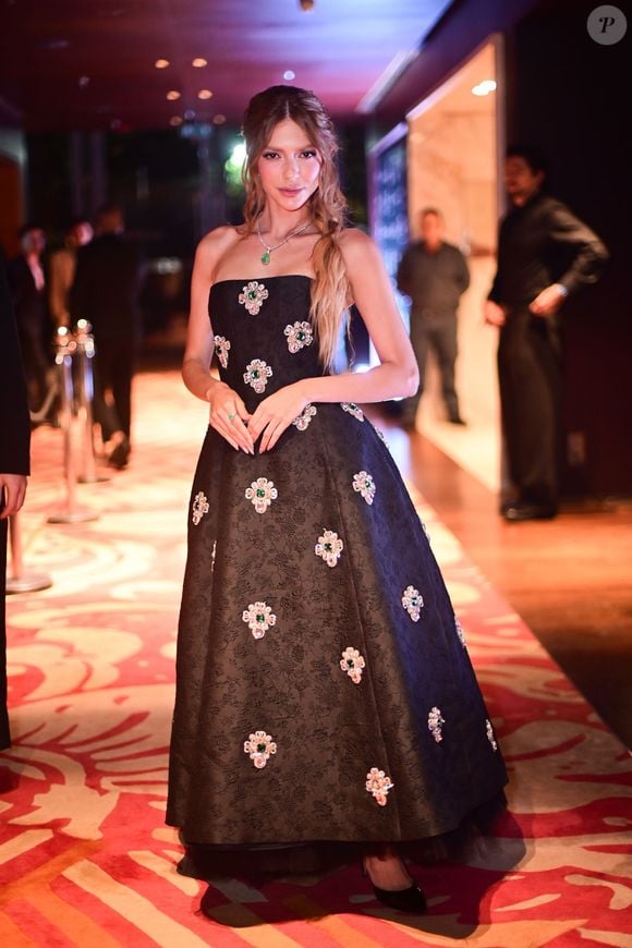 Jordanna Maia apostou em um vestido preto tomara que caia, com saia volumosa e aplicações de flores cravejadas