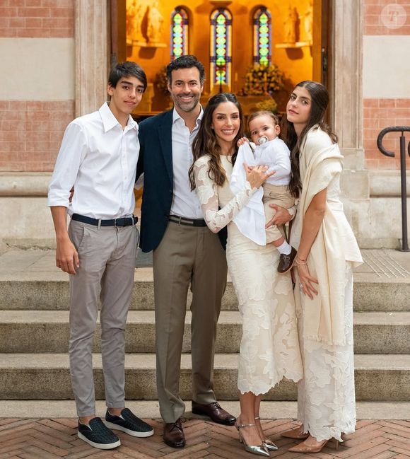 A influenciadora e empresária Caroline Celico viveu um domingo especial ao lado do marido, Eduardo Scarpa, durante o batizado do filho caçula, Rafael.