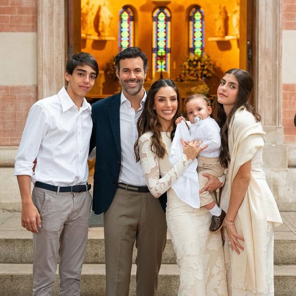A influenciadora e empresária Caroline Celico viveu um domingo especial ao lado do marido, Eduardo Scarpa, durante o batizado do filho caçula, Rafael.