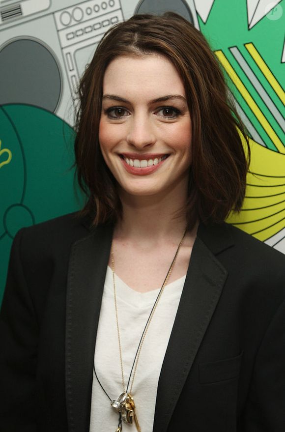2008: aqui é Anne Hathaway provando que fica linda com qualquer visual
