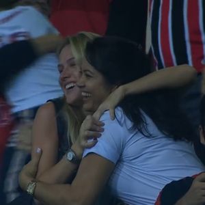 Gol do Brasil na Copa mexe com emoções dos torcedores. 'Cérebro recebe uma informação que interpreta como altamente significativa: uma conquista, uma vitória ou a aproximação de um objetivo desejado', detalha especialista