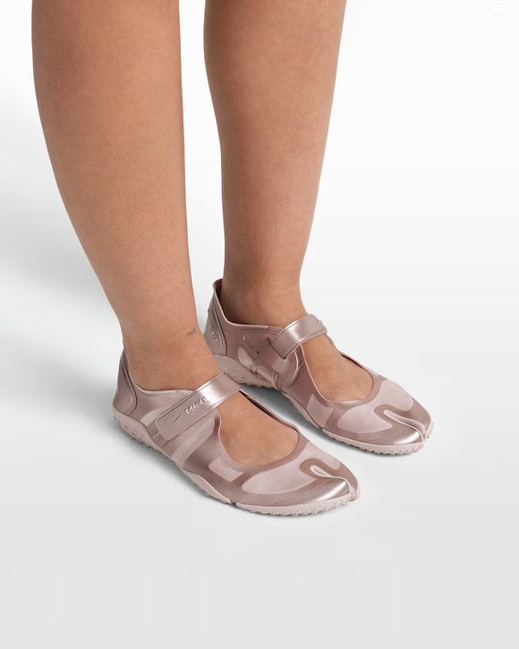 A sandália usada por Margaret Qualley resgata a tradição dos calçados considerados excêntricos no mundo da moda e surge pouco depois de a famosa sapatilha Tabi voltar aos holofotes entre celebridades