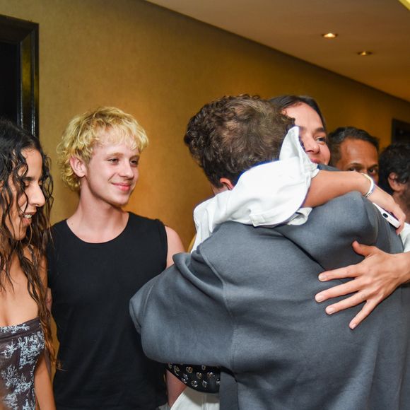 Bruna Marquezine abraça o amigo Johnny Massaro em pré-estreia de peça em SP