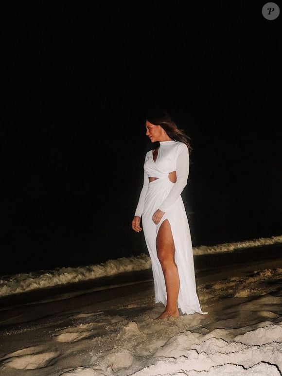 Réveillon de Paolla Oliveira: atriz recebeu 2026 com vestido de recortes branco