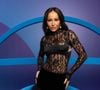 O visual monocromático com renda preta do Chuck 70 Retro Floral Cano Baixo Preto lembra a estética romântica e sofisticada dos famosos como o look de Sabrina Sato no Upfront da Globo