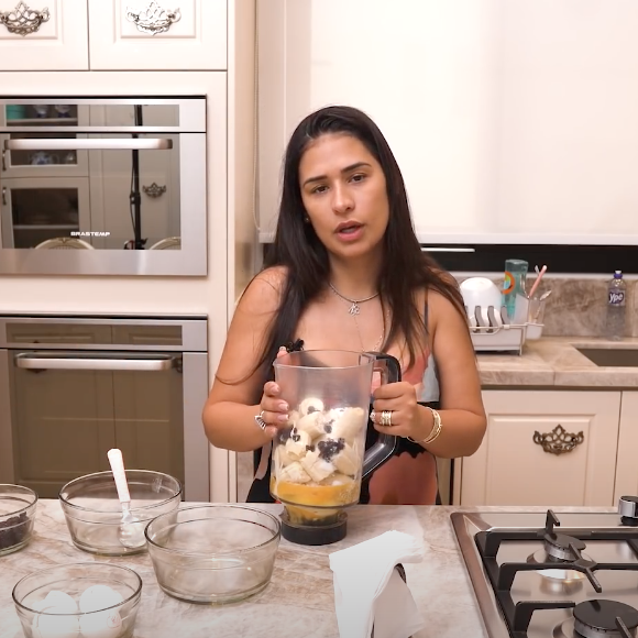 Receita do bolo de Simone Mendes é simples: basta bater todos os ingredientes do liquidificador