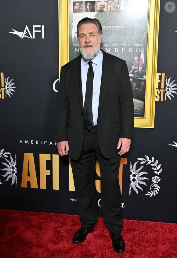 Russell Crowe revelou que era viciado em bebidas alcoólicas, mas optou pela moderação visando a perda de peso
