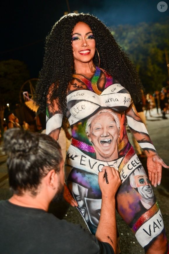 No ensaio da Vai-Vai, Rosiane Pinheiro dançou sem tapa-sexo após ele cair durante a performance.