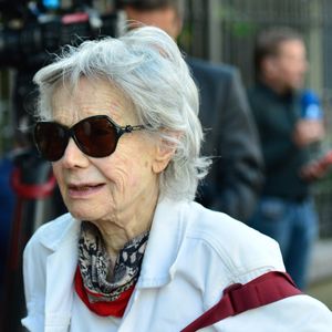 Corpo de Laura Cardoso foi velado pela atriz Miriam Mehler; veterana chegou emocionada à despedida