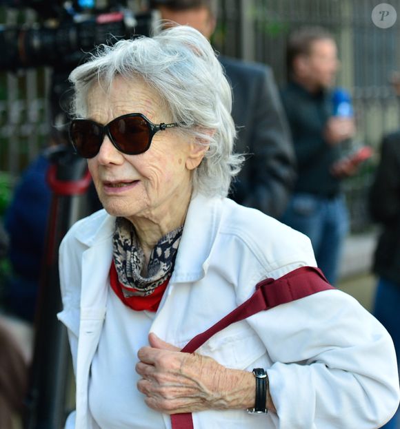 Corpo de Laura Cardoso foi velado pela atriz Miriam Mehler; veterana chegou emocionada à despedida
