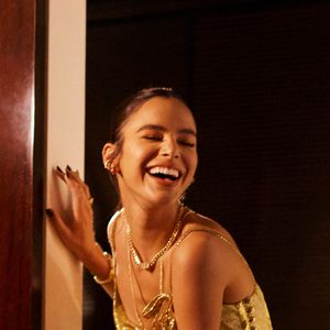 Vestido dourado é uma outra aposta para quem é do signo de Leão, como Bruna Marquezine