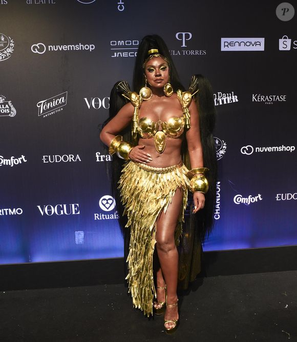 Cris Vianna escolheu um look dourado carnavalesco todo vazado que valorizou seu corpo