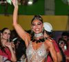 Juliana Paes escolheu um look bastante ousado. A estrela exibiu o corpão com um body vazado, todo cravejado de pedrarias