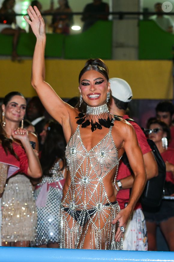 Juliana Paes escolheu um look bastante ousado. A estrela exibiu o corpão com um body vazado, todo cravejado de pedrarias