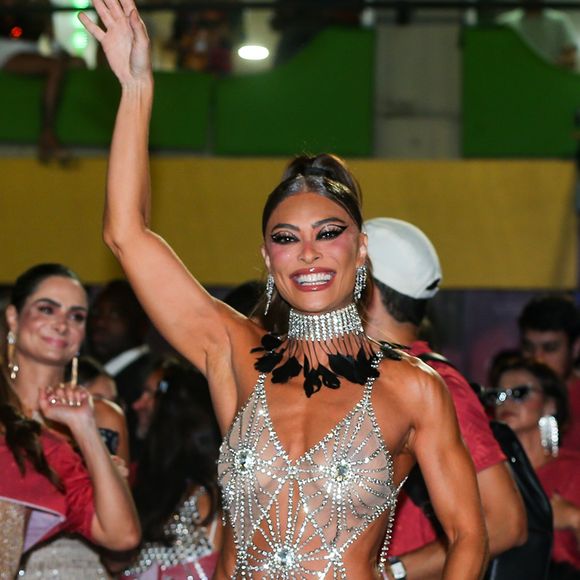 Juliana Paes escolheu um look bastante ousado. A estrela exibiu o corpão com um body vazado, todo cravejado de pedrarias