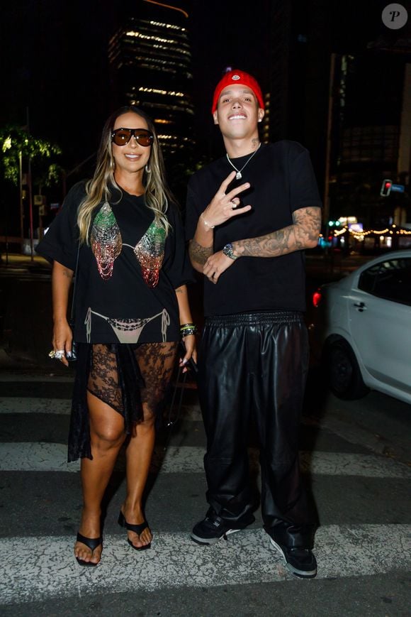 Ao lado do filho, Valesca Popozuda usou um vestido estampado de biquíni com uma saia de renda por baixo