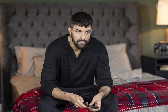 Protagonizada por Demet Özdemir como a cirurgiã Farah, a novela conta com o galã turco Engin Akyürek na pele do mafioso Tahir
