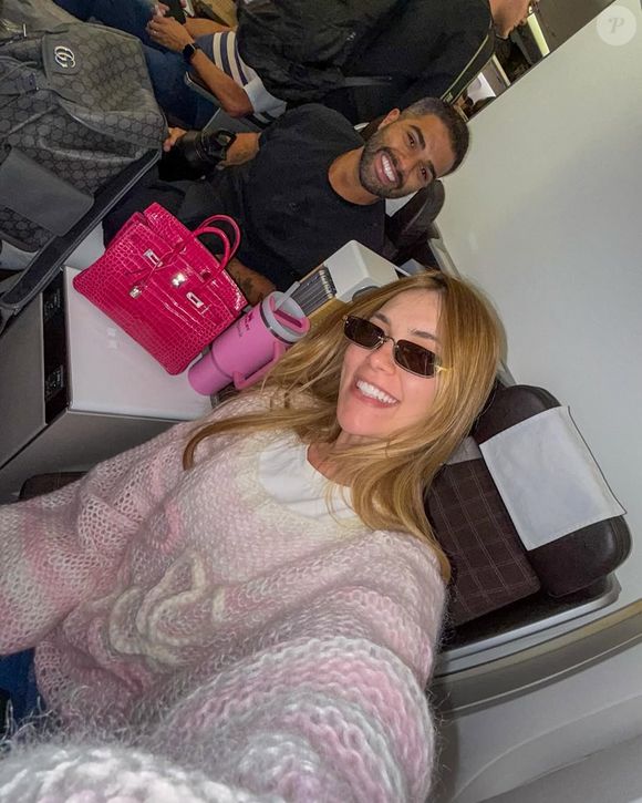 Se preparando para uma viagem internacional, Virgínia destacou no post sua mais nova bolsa de grife, desta vez rosa choque