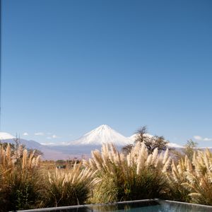 Do hotel é possível enxergar as belas paisagens do Deserto do Atacama.
