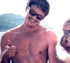 Pedro Pascal sem camisa curtindo uma praia em 2014