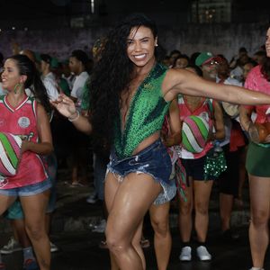 Evelyn Bastos completou o visual com top com decote no limite e recortado no ensaio de rua da Mangueira rumo ao carnaval 2025 em 30 de janeiro de 2025