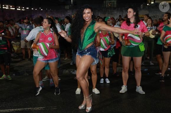Evelyn Bastos completou o visual com top com decote no limite e recortado no ensaio de rua da Mangueira rumo ao carnaval 2025 em 30 de janeiro de 2025