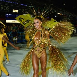 Sabrina Sato usou look dourado em ação de marketing com a 99food