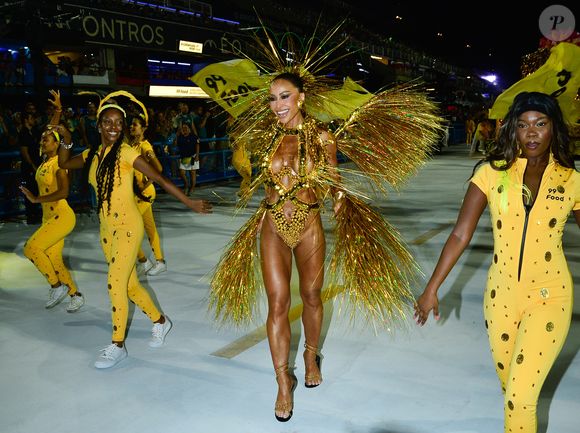 Sabrina Sato usou look dourado em ação de marketing com a 99food