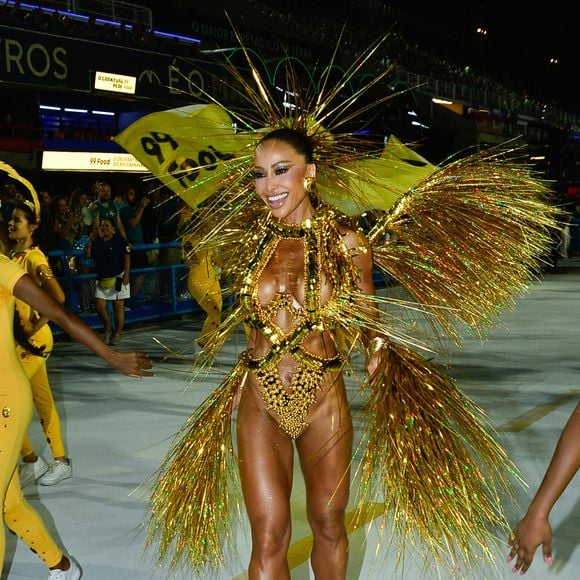 Sabrina Sato usou look dourado em ação de marketing com a 99food