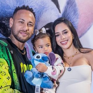 Filha de Neymar e Bruna Biancardi, Mavie precisou engessar o braço