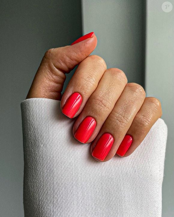 O vermelho cereja traz poder imediato às mãos e combina com qualquer idade ou ocasião