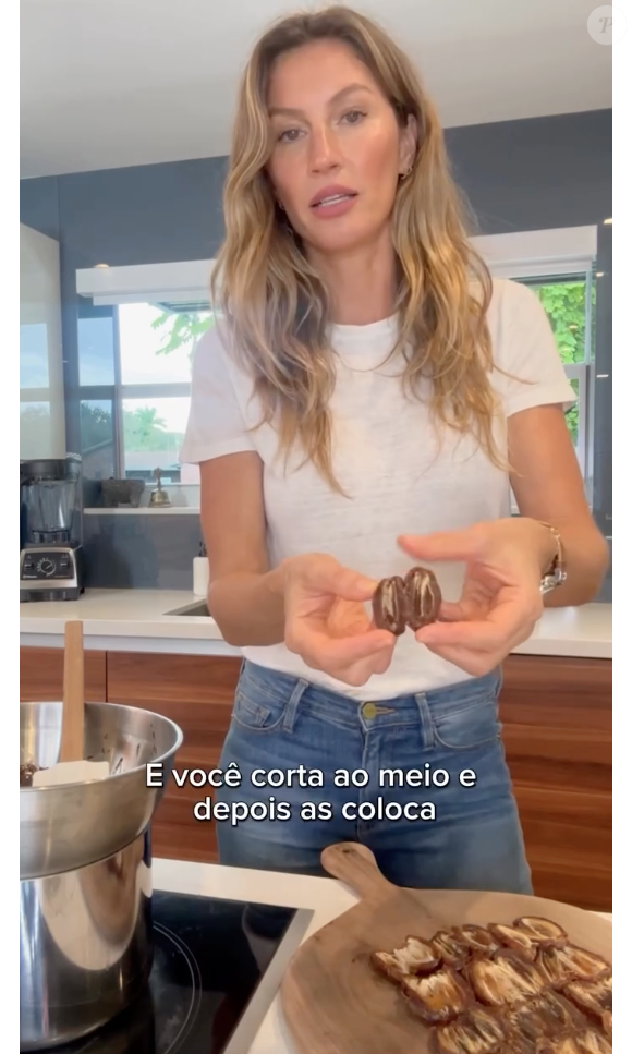 Enquanto o chocolate derrete, disponha em um recipiente as tâmaras abertas e sem caroço, uma ao lado da outra