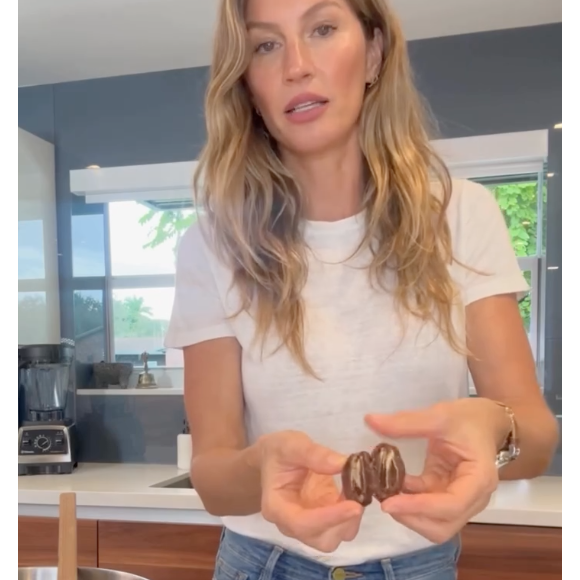 Enquanto o chocolate derrete, disponha em um recipiente as tâmaras abertas e sem caroço, uma ao lado da outra