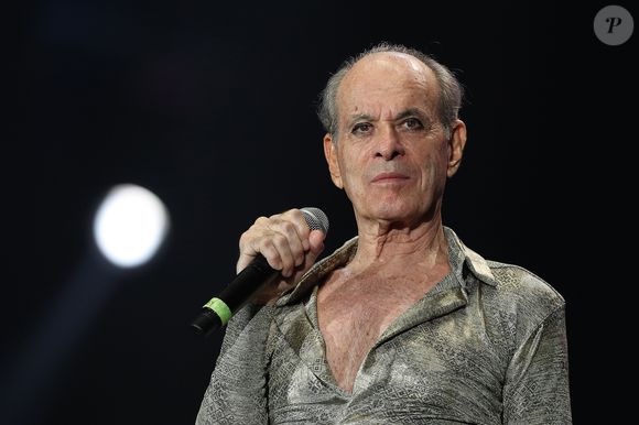 Ney Matogrosso desafiou padrões desde os anos 1970 com performances ousadas e visuais marcantes, tornando-se um ícone da liberdade artística e da expressão de gênero no Brasil