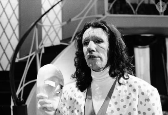 No final da novela 'A Viagem', Mascarado/Adonai vai embora da cidade.