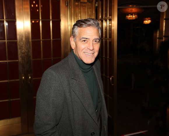 George Clooney interpreta Edward R. Murrow, que tem cabelo escuro na trama, o que pode ter influenciado sua mudança