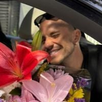 É oficial! Com direito a buquê, Jade Picon assume namoro com ator de 'Os Donos do Jogo' e 'Elite'; Maisa e mais famosos reagem