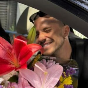 Com direito a buquê, Jade Picon assume namoro com ator de 'Os Donos do Jogo' e 'Elite'; Maisa e mais famosos reagem