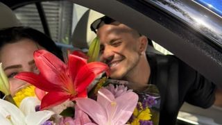 É oficial! Com direito a buquê, Jade Picon assume namoro com ator de 'Os Donos do Jogo' e 'Elite'; Maisa e mais famosos reagem