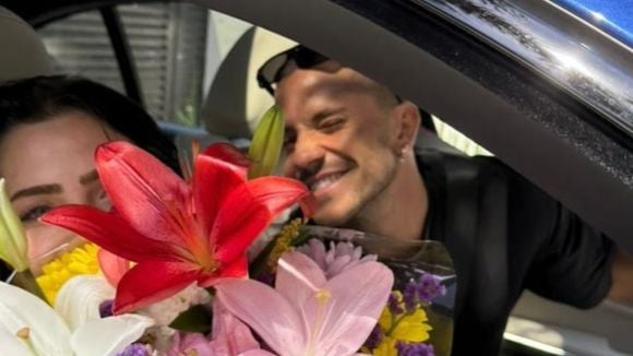 É oficial! Com direito a buquê, Jade Picon assume namoro com ator de 'Os Donos do Jogo' e 'Elite'; Maisa e mais famosos reagem