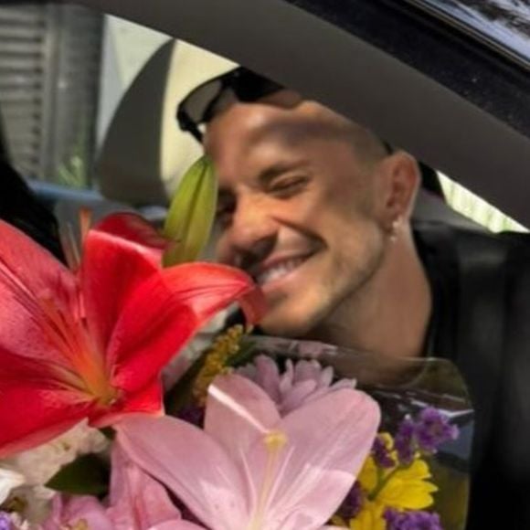 Com direito a buquê, Jade Picon assume namoro com ator de 'Os Donos do Jogo' e 'Elite'; Maisa e mais famosos reagem