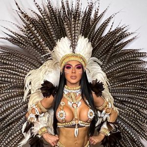 Corpo de Tamires Assis é destaque nas fantasias exuberantes de Parintins: ela é musa e guia do levantador de toadas Davi Assayag